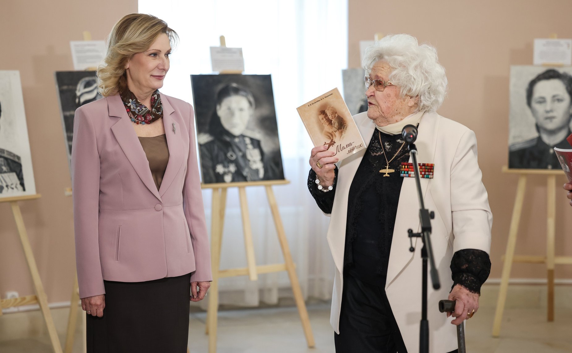 Инна Святенко приняла участие в открытии в Московском парламентском центре выставки «Прекрасный полк» Асара Сафиулина (фото пресс-служба Московской городской Думы)