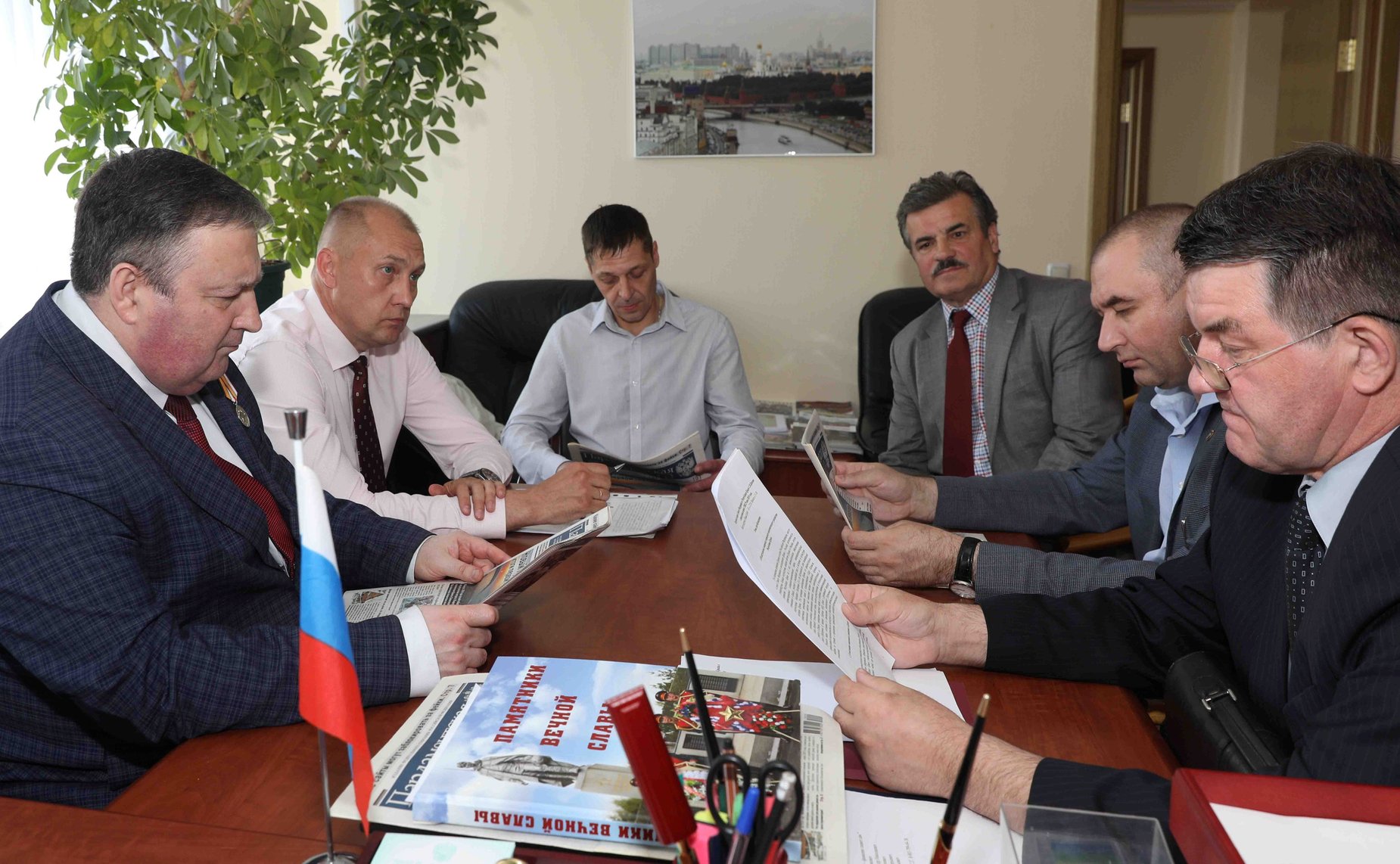 Сергей Цеков провел в регионе встречу с членами Союза писателей и представителями СМИ