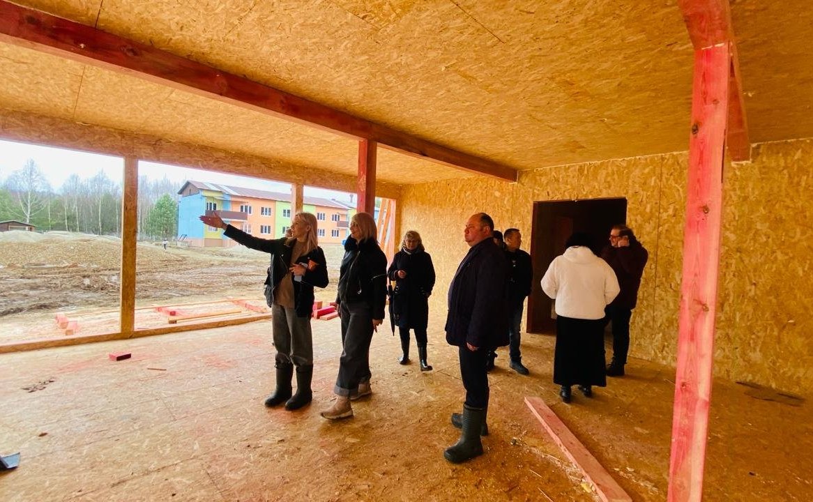 Наталия Косихина и Александр Русаков в ходе поездки в регион проверили ход строительства быстровозводимых корпусов и благоустройства территории в детском оздоровительно-образовательном центре имени А. Матросова