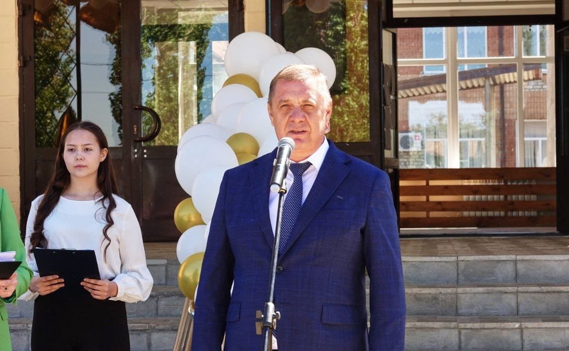 Николай Семисотов принял участие в торжественной церемонии последнего звонка в Серафимовичской школе №1