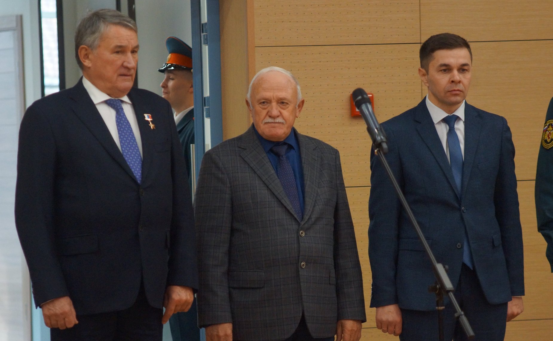 Заместитель Председателя СФ, представитель от законодательного (представительного) органа государственной власти Вологодской области Юрий Воробьев поздравил ребят с принятием в кадеты