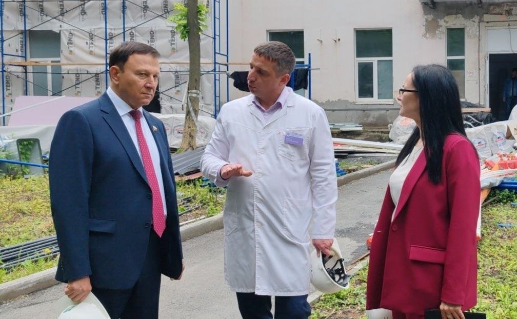Александр Ролик в ходе региональной недели посетил реконструируемый корпус реабилитационного центра для участников СВО при Владивостокской клинической больнице №1