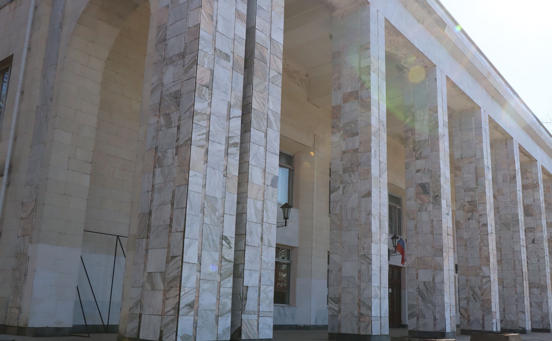 Артем Малащенков вместе с председателем Смоленской областной Думы Игорем Ляховым побывал в Вяземском районе, где идет ремонт двух досуговых учреждений