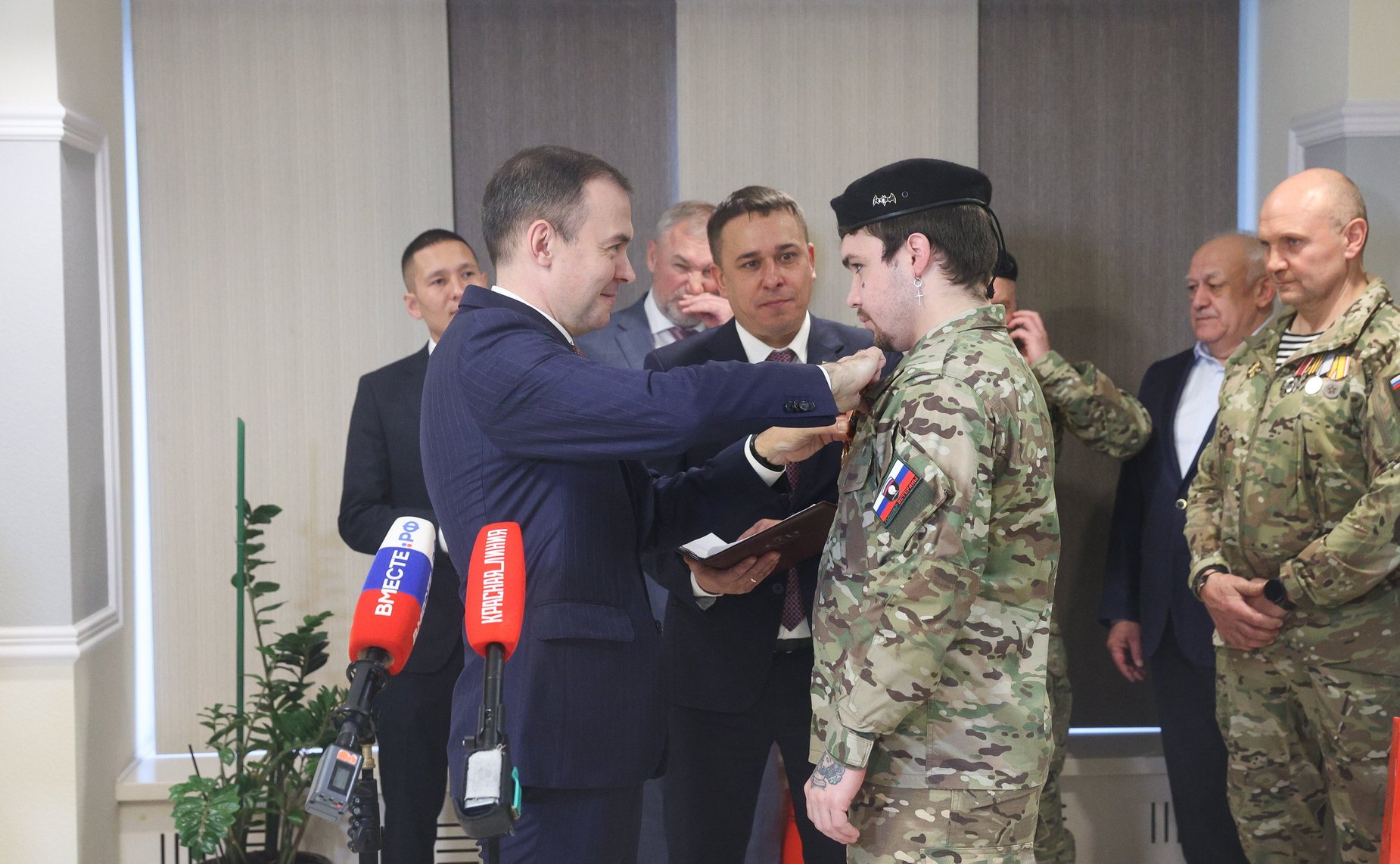 Торжественное награждение военнослужащих в рамках проведения открытия патриотической выставки фотографий военнослужащих Отдельной диверсионной штурмовой бригады «Ветераны»