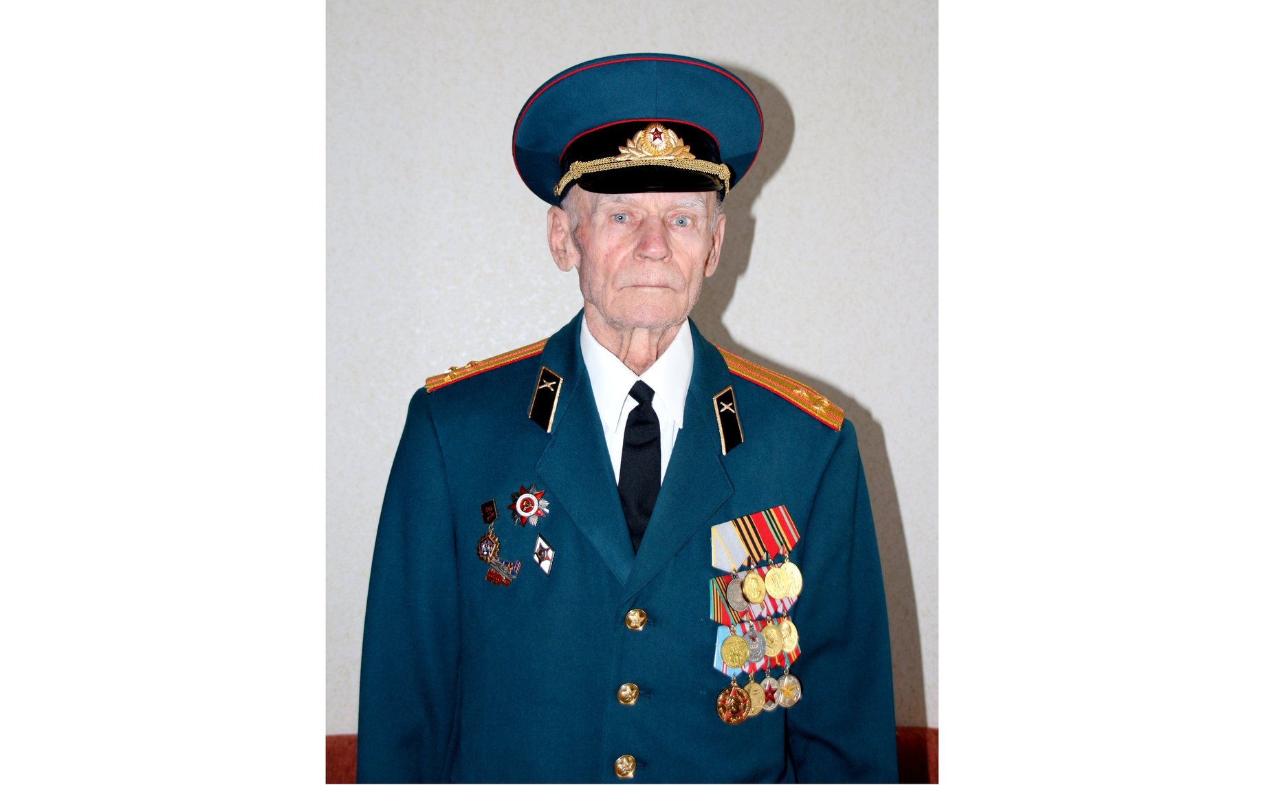 Кравцов Николай Георгиевич 1926 гр. В мае 1943 г. ушел на фронт добровольцем. Воевал в зенитно-артиллеристском полку ПВО. Участник Сталинградской битвы. Награжден медалью «За боевые заслуги», орденами и медалями. Дед сотрудницы Аппарата СФ А. Прохоровой