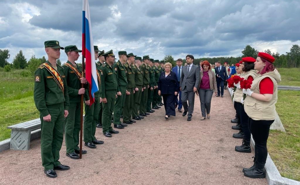 Оксана Хлякина приняла участие в церемонии открытия памятной стелы жителям Липецкой области, павшим во время Великой Отечественной войны в боях за Ленинград
