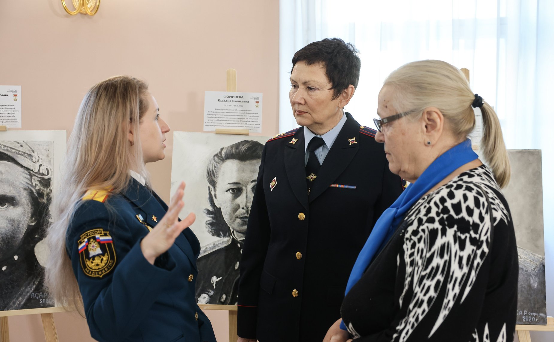Инна Святенко приняла участие в открытии в Московском парламентском центре выставки «Прекрасный полк» Асара Сафиулина (фото пресс-служба Московской городской Думы)