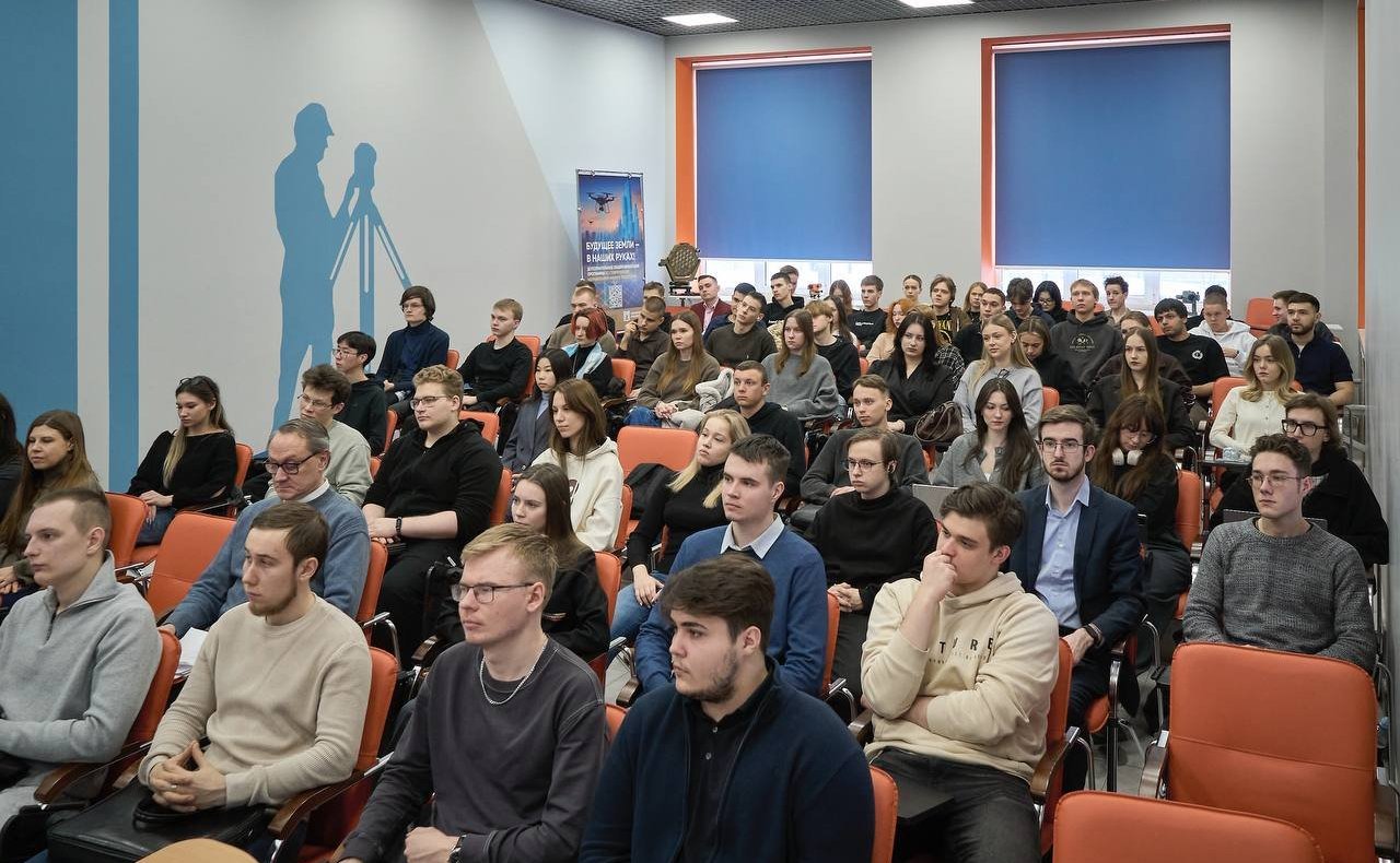 Марина Сидухина провела парламентский диалог со студентами