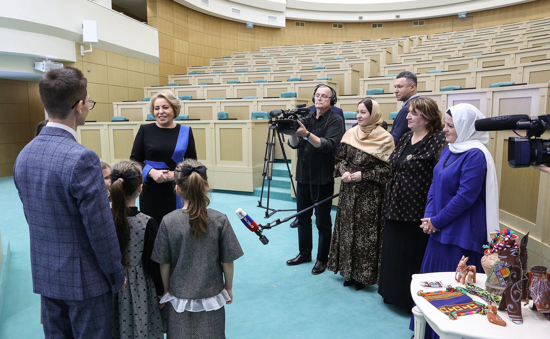 Валентина Матвиенко встретилась с детьми-участниками выставки художественных промыслов, прошедшей в рамках IX Парламентского форума «Историко-культурное наследие России»