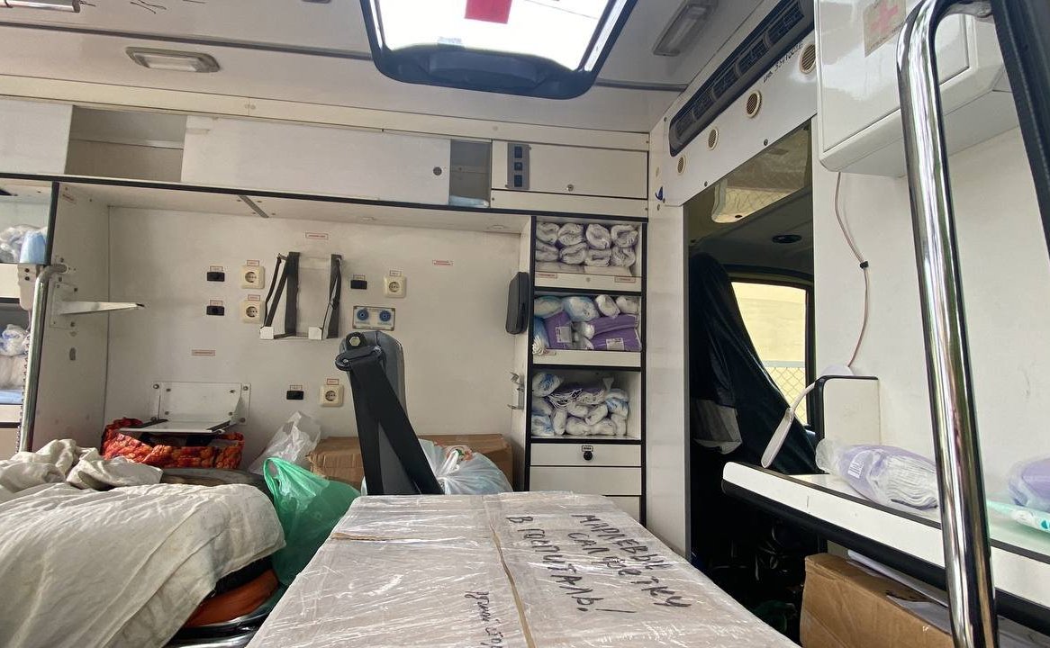 Игорь Кастюкевич встретил автомобиль скорой помощи, который передали жители и организации Архангельска для работы гуманитарной миссии в Херсонской области