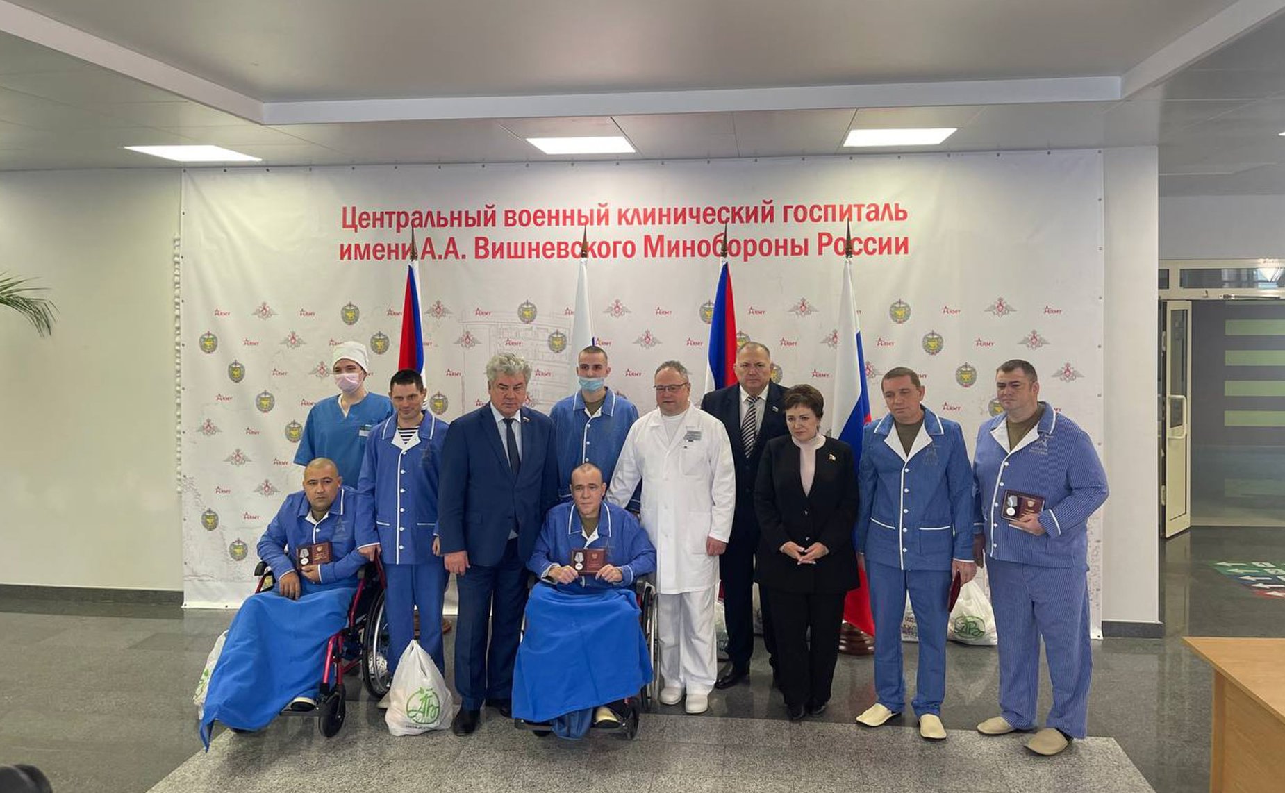 Сенаторы посетили военный госпиталь и вручили награды участникам СВО