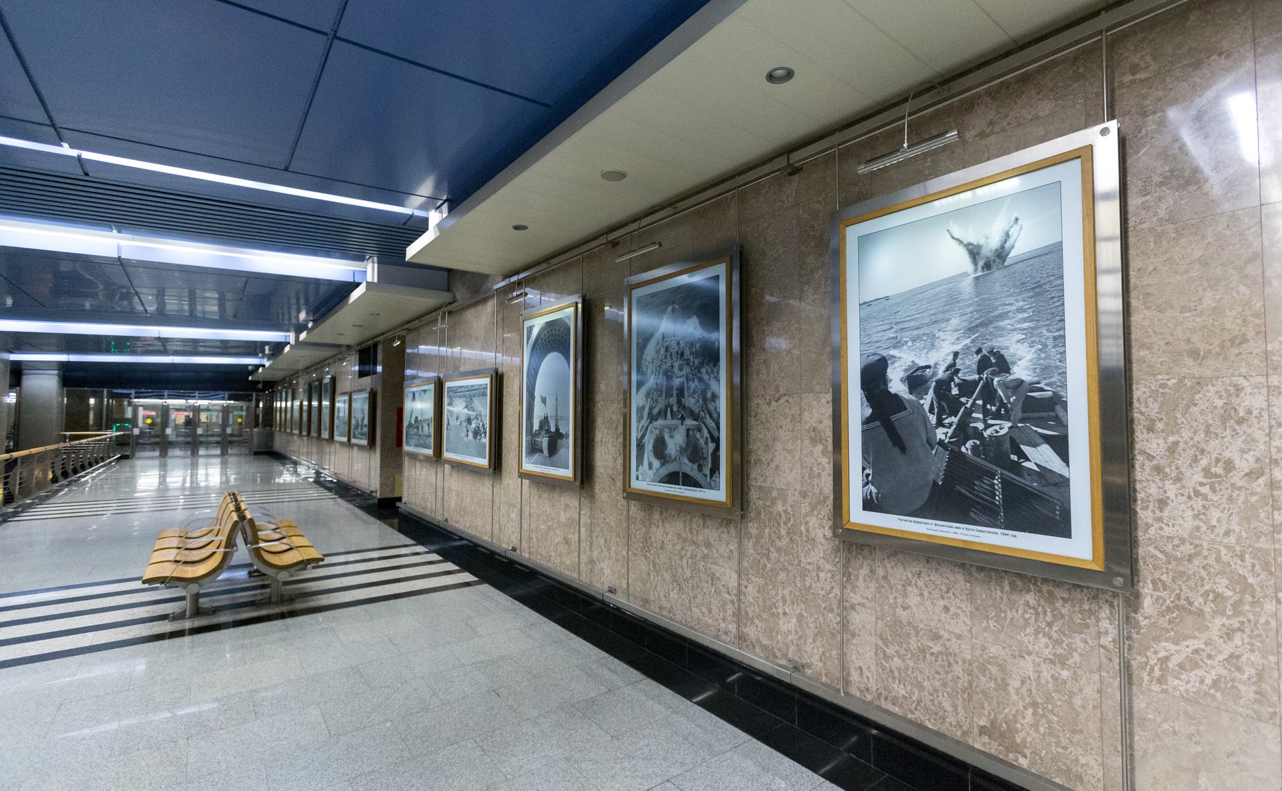 Фотовыставка в московском метро, посвященная 70-летию Победы в Великой Отечественной войне