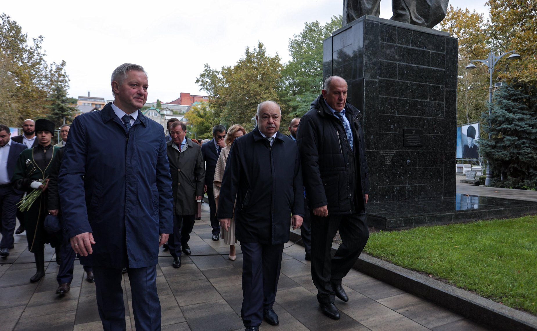 Сенаторы РФ возложили цветы к мемориалу Воину-освободителю в парке им. Ленинского комсомола в Махачкале (фото пресс-служба Министерства экономики и территориального развития Республики Дагестан)