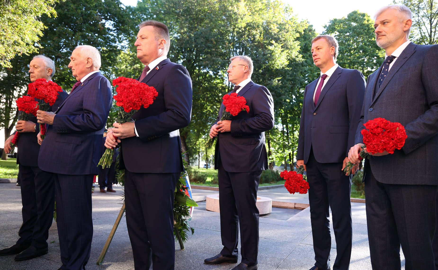 Председатель Совета Федерации Валентина Матвиенко и врио губернатора Новгородской области Александр Дронов возложили венки к Мемориалу «Вечный огонь славы»