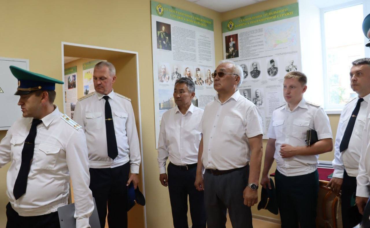 Баир Жамсуев принял участие в открытии музея, аллеи командиров и вручил засуженные награды отличившимся пограничникам