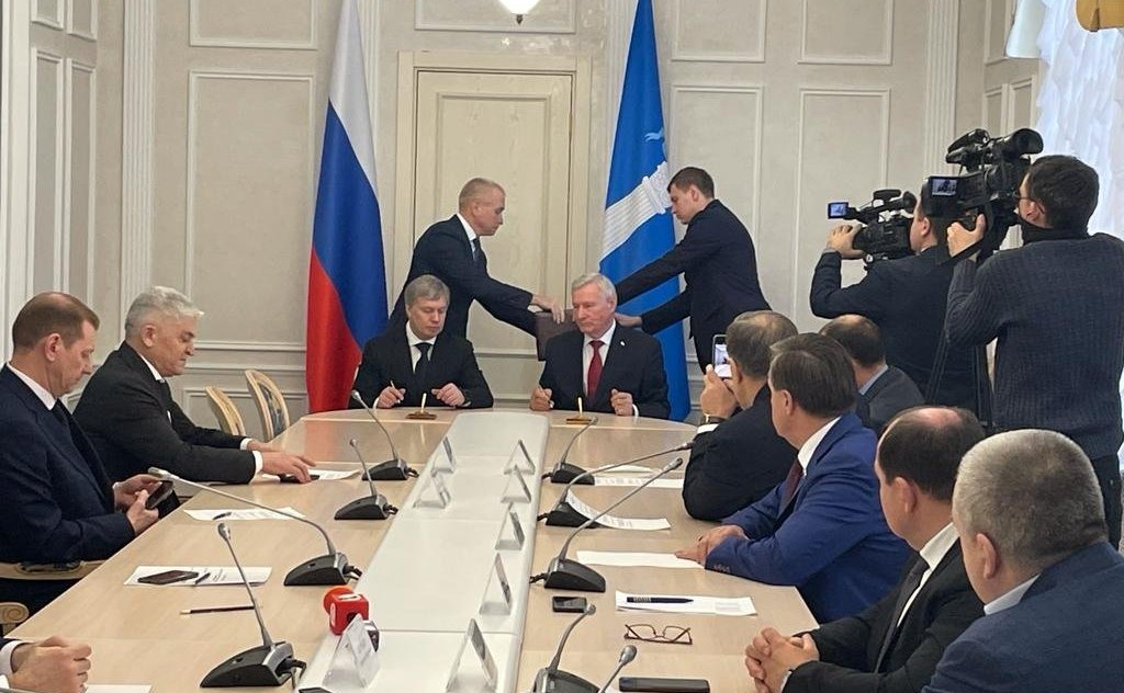 Сергей Рябухин в ходе рабочей поездки в регион принял участие во встрече представителей общественной организации «Ульяновское землячество» с губернатором области Алексеем Русских