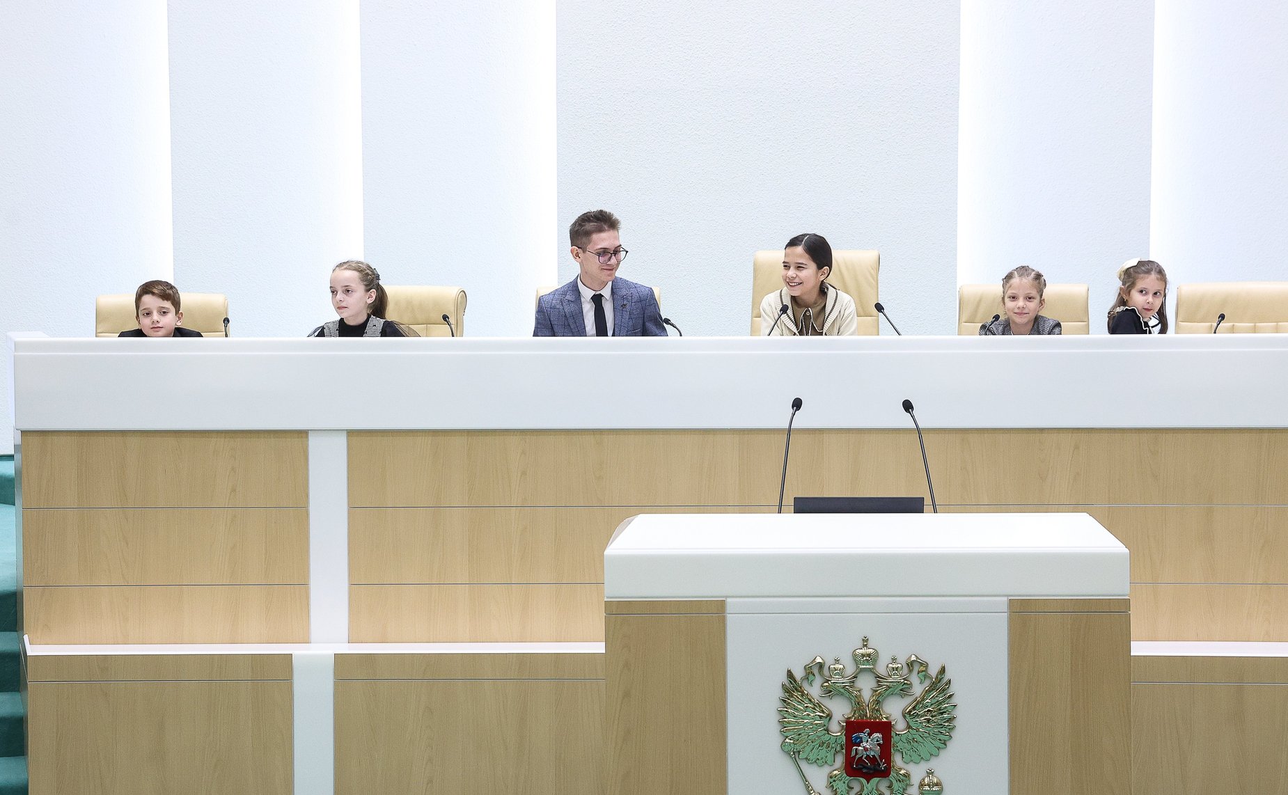 Валентина Матвиенко встретилась с детьми-участниками выставки художественных промыслов, прошедшей в рамках IX Парламентского форума «Историко-культурное наследие России»