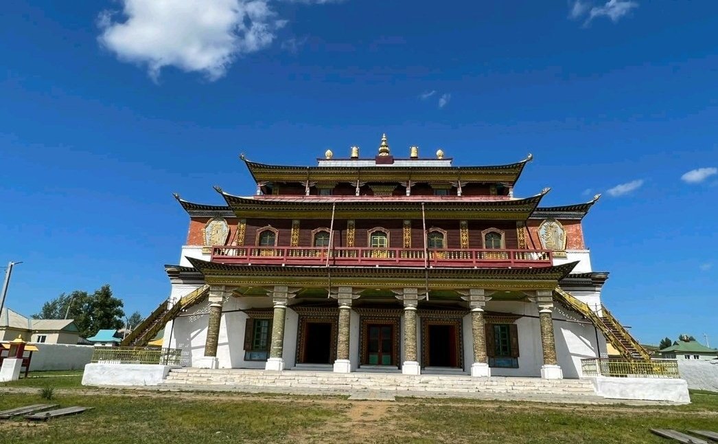 Баир Жамсуев в ходе поездки в регион посетил один из старейших и крупнейших буддийских храмов (дацанов) России — Цугольский дацан «Даши Чойпэллинг»