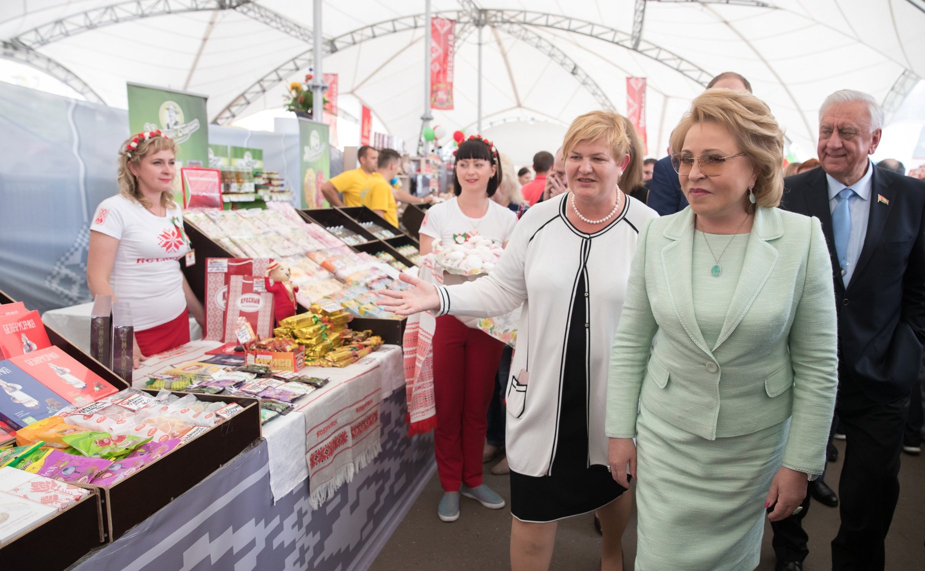 В. Матвиенко и М. Мясникович на ярмарке белорусских товаров в Москве