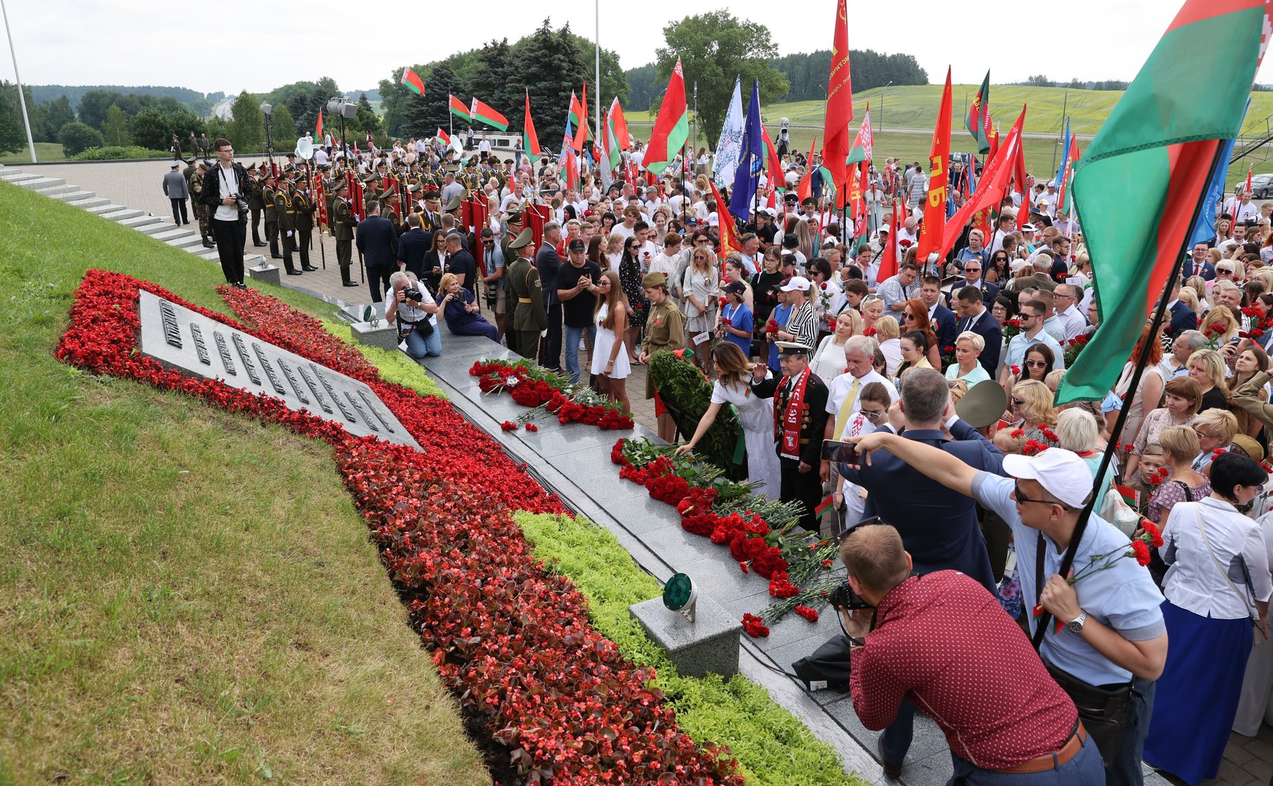 Участники акции почтили память героев Великой Отечественной войны в мемориальном комплексе «Курган Славы» в Минске
