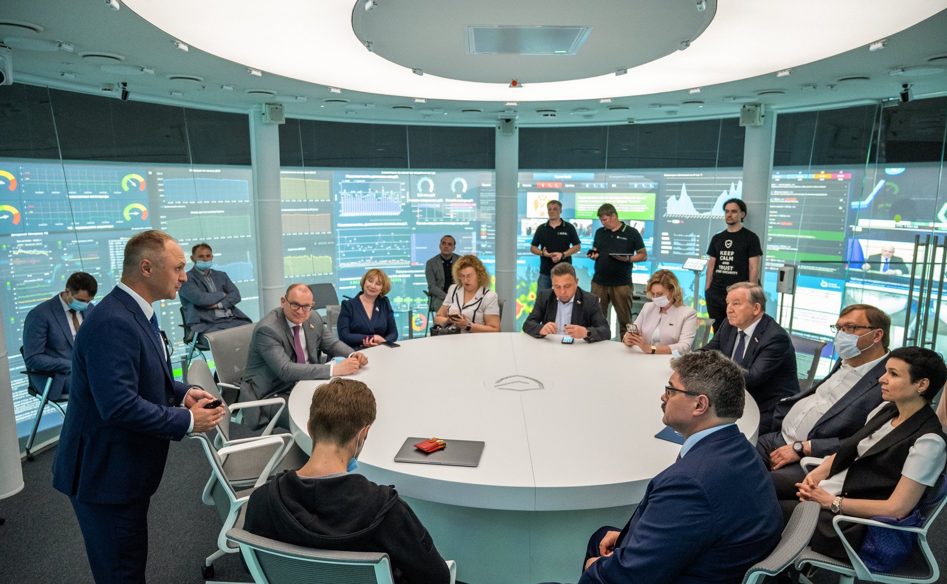 Сенаторы РФ посетили Центр киберзащиты Сбербанка