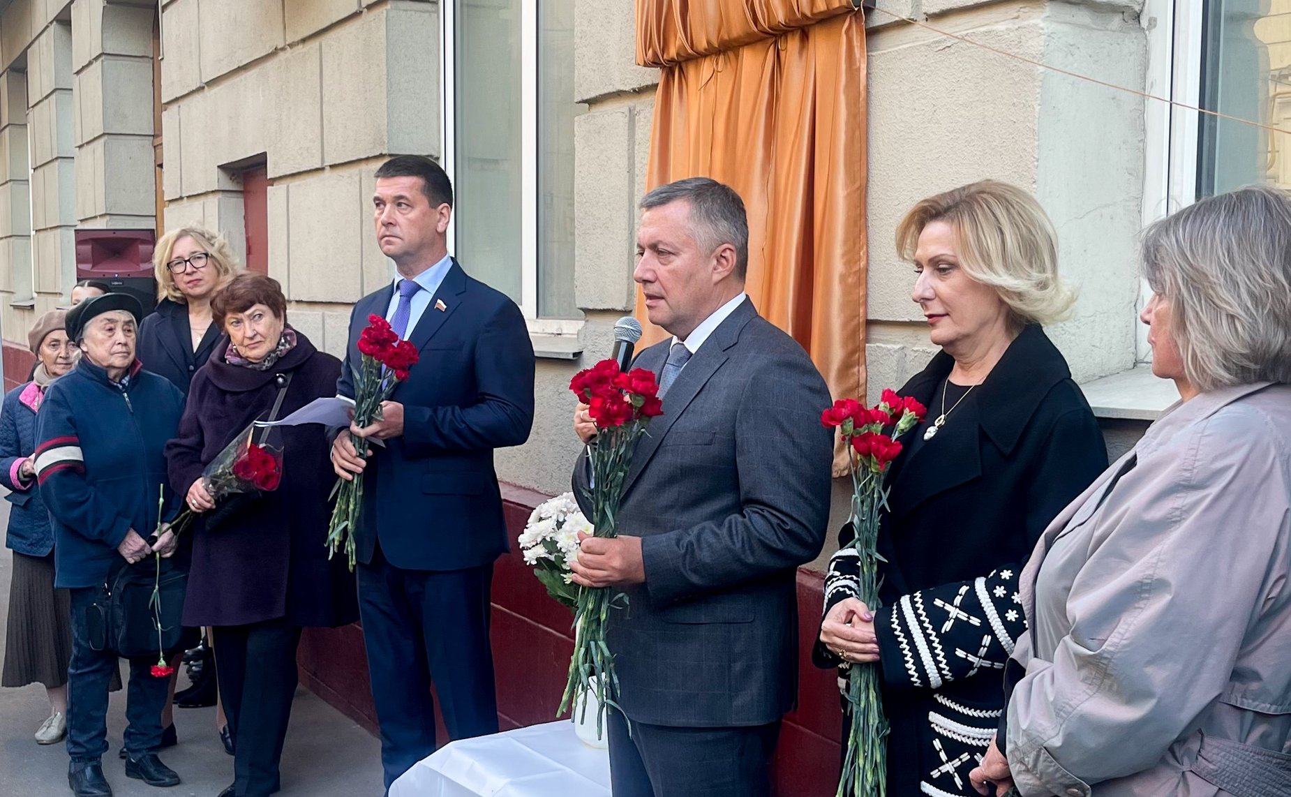 Инна Святенко и Андрей Чернышев открыли мемориальную доску Валентину Распутину