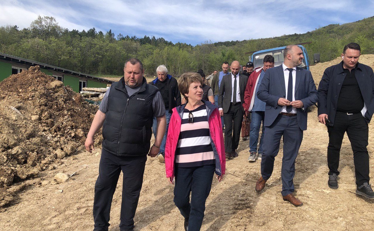 Екатерина Алтабаева в рамках работы в регионе проверила ход строительства трех новых корпусов детского оздоровительного лагеря «Горный»