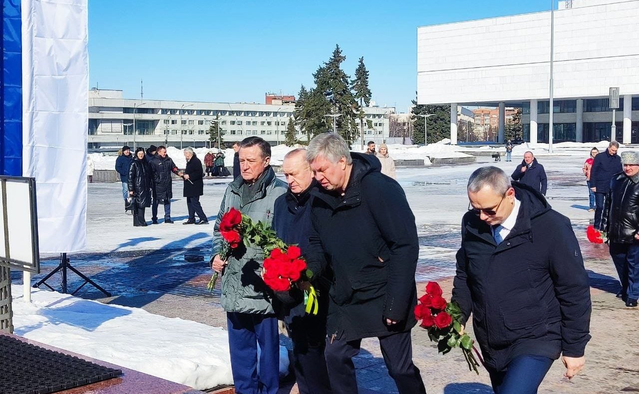 Сергей Рябухин принял участие в возложении цветов к памятнику Герою РФ подполковнику Д. А. Разумовскому