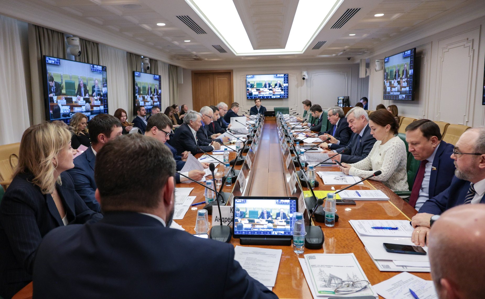 Круглый стол на тему «О реализации проектов по строительству индивидуальных жилых домов по договорам строительного подряда с использованием счетов эскроу»