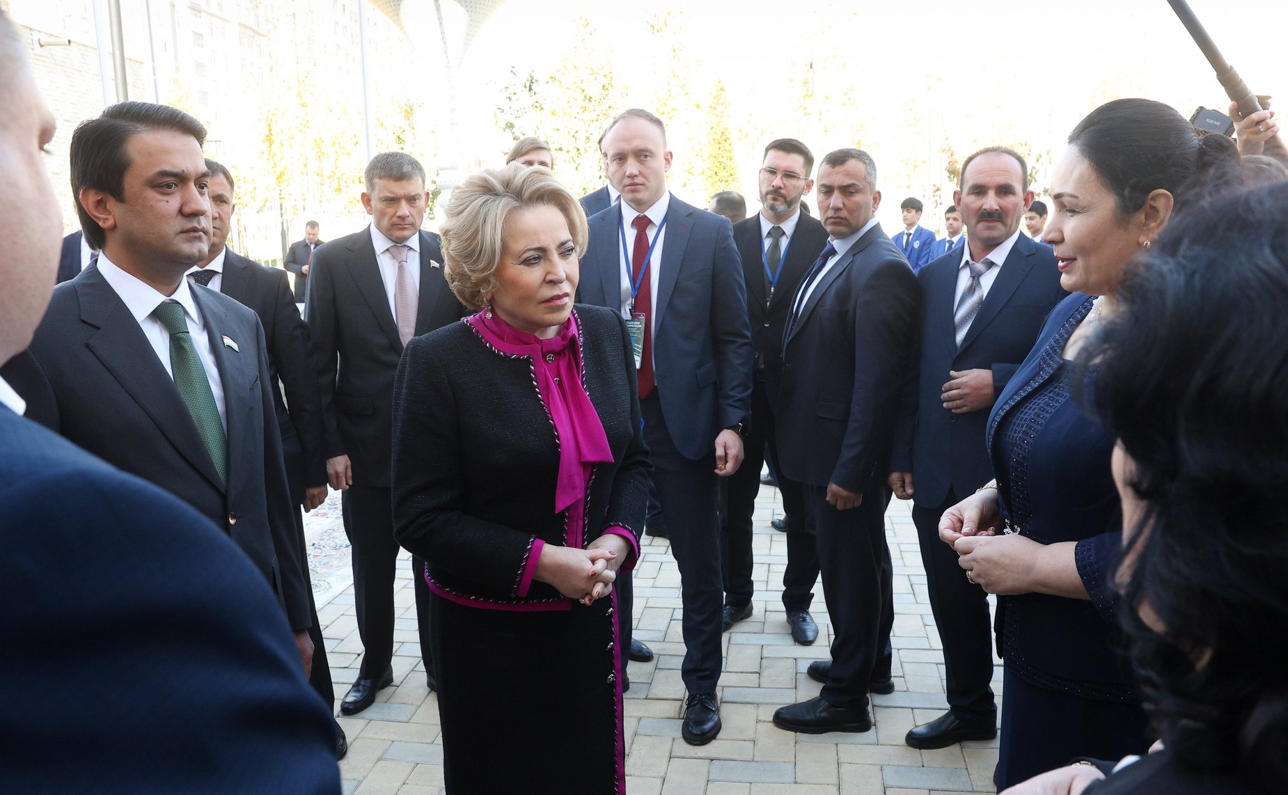 Председатель Совета Федерации Валентина Матвиенко в Душанбе приняла участие в церемонии передачи автомобилей представителям российско-таджикистанских образовательных учреждений