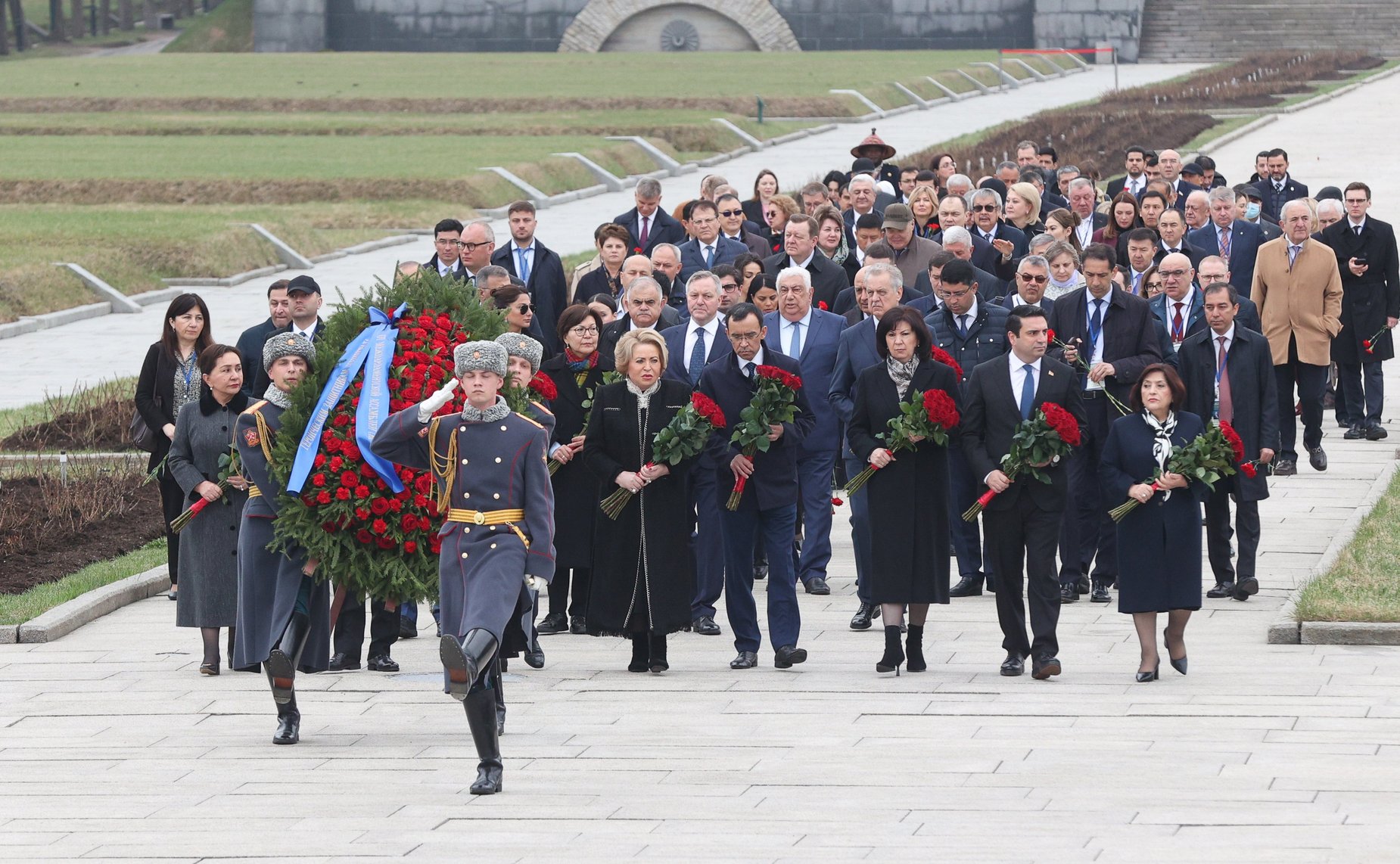 Делегации стран-участниц Межпарламентской Ассамблеи СНГ возложили венки и цветы к Монументу «Мать-Родина» на Пискаревском мемориальном кладбище, а также к памятным плитам государств на Аллее Памяти