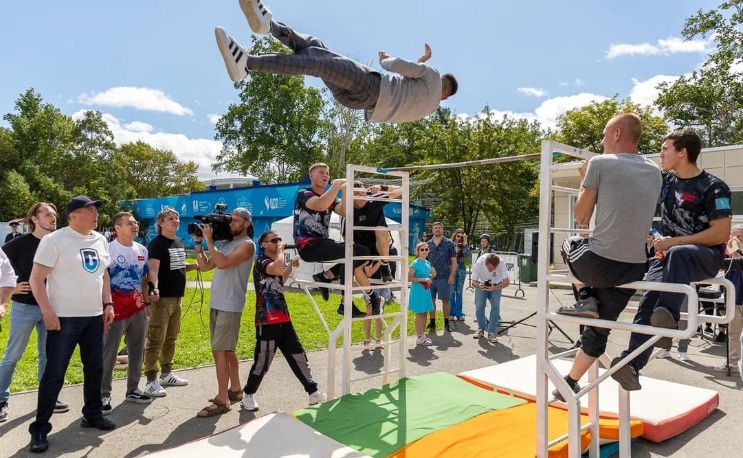 В Южно-Сахалинске впервые прошёл Всероссийский фестиваль «Уличная классика», на котором выступили любители стрит-культуры и экстремальных видов спорта