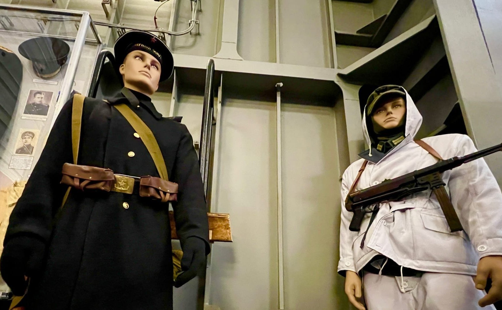 Татьяна Сахарова ознакомилась с экспозицией агитационной выставки на корабле «Иван Грен»