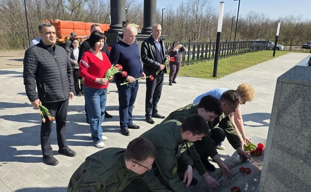 Ольга Бас и участники акции «Сад Памяти» почтили память погибших героев Великой Отечественной войны и воинов, отдавших свои жизни в ходе специальной военной операции минутой молчания и возложили цветы