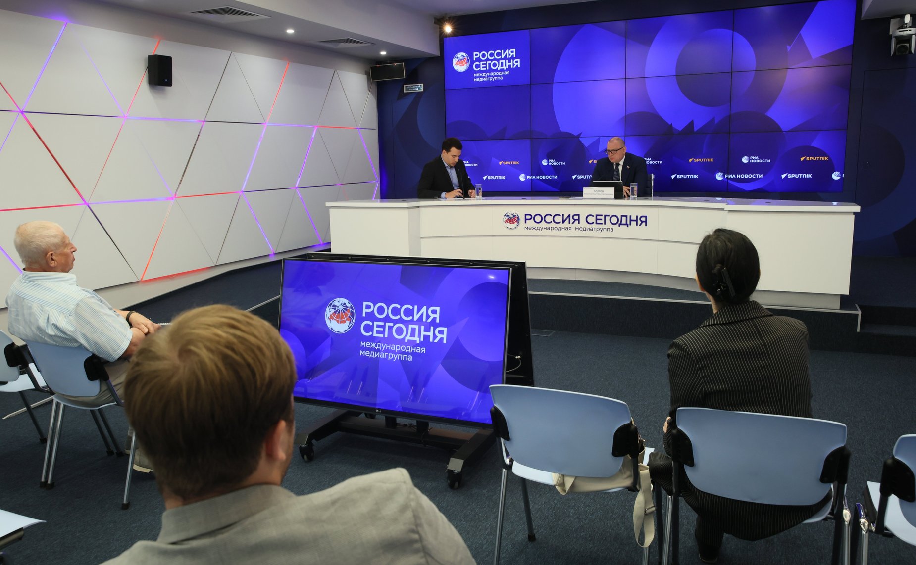 Пресс-конференция заместителя председателя Комитета СФ по экономической политике Константина Долгова