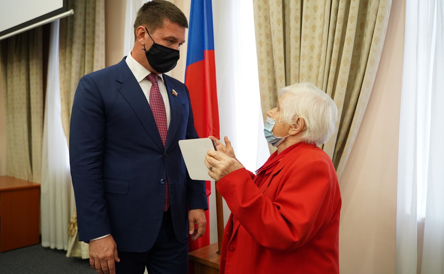 Андрей Чернышев передал медаль погибшего советского солдата его родственникам из Иркутска