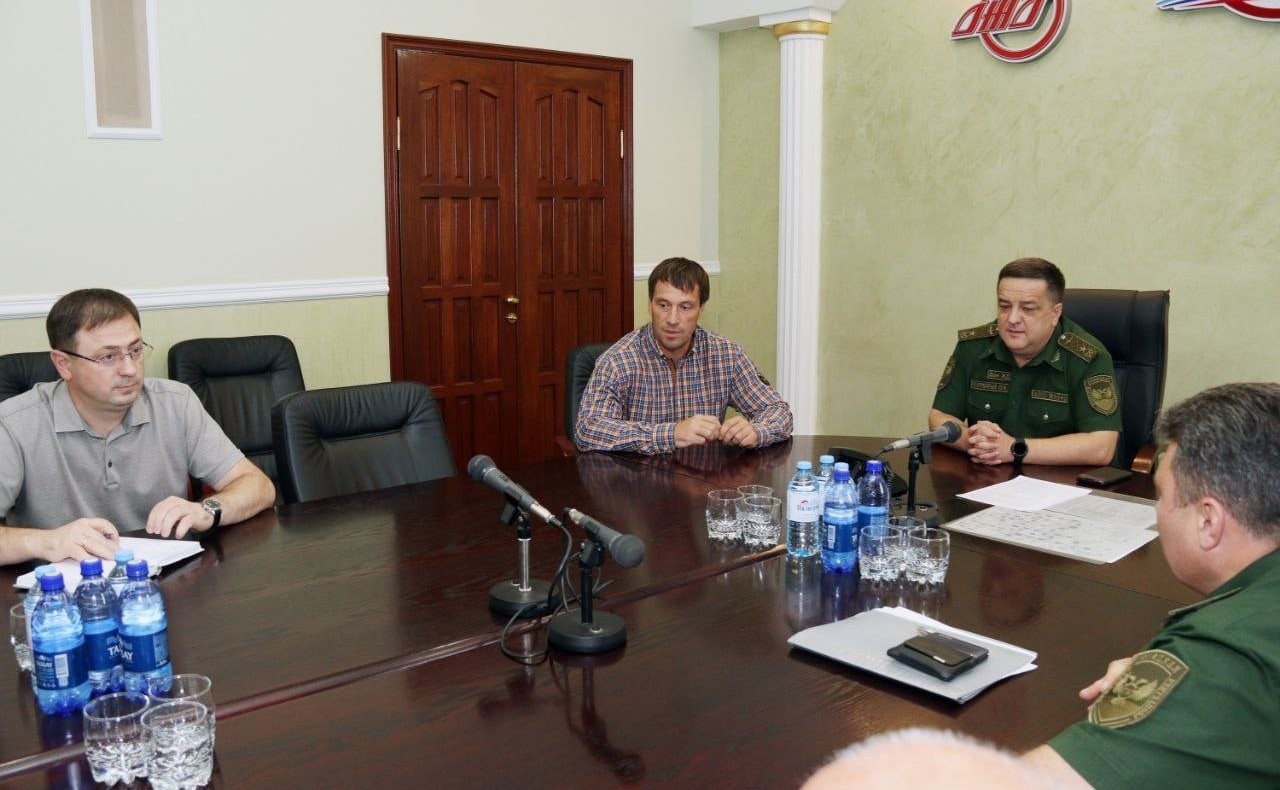 Эдуард Исаков провёл рабочую встречу с генеральным директором ГУП ДНР «Донецкая железная дорога» Олегом Калеватых, генеральным директором ТК «Железные дороги Донбасса» Владимиром Кабацием