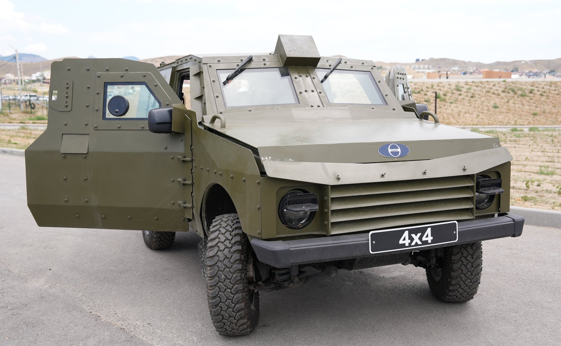 Александр Вайнберг вручил бронированный автомобиль и военное снаряжение главе ДНР Денису Пушилину