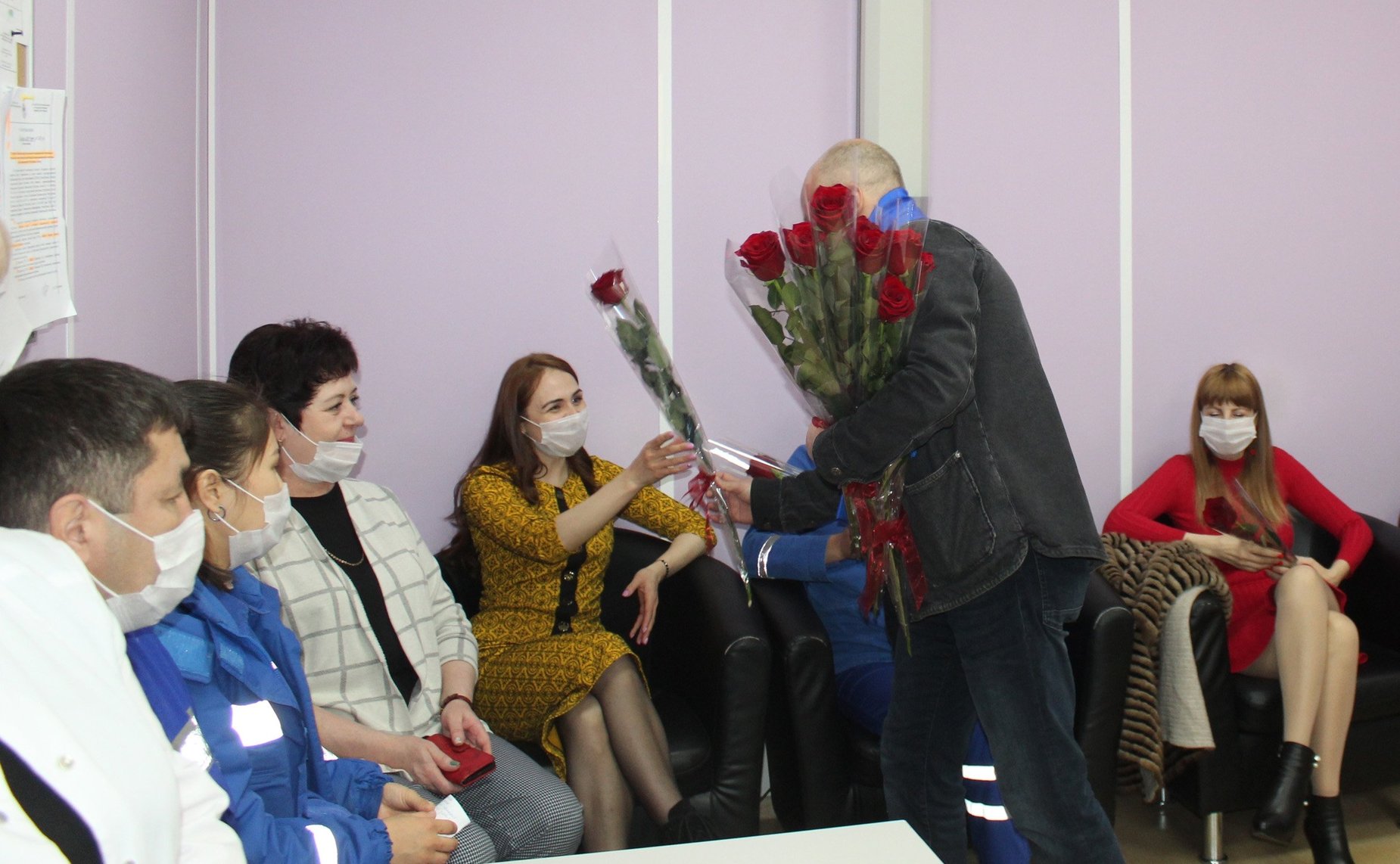 Татьяна Гигель в ходе командировки по региону встретилась с сотрудниками городской скорой медицинской помощи и поздравила их с профессиональным праздником