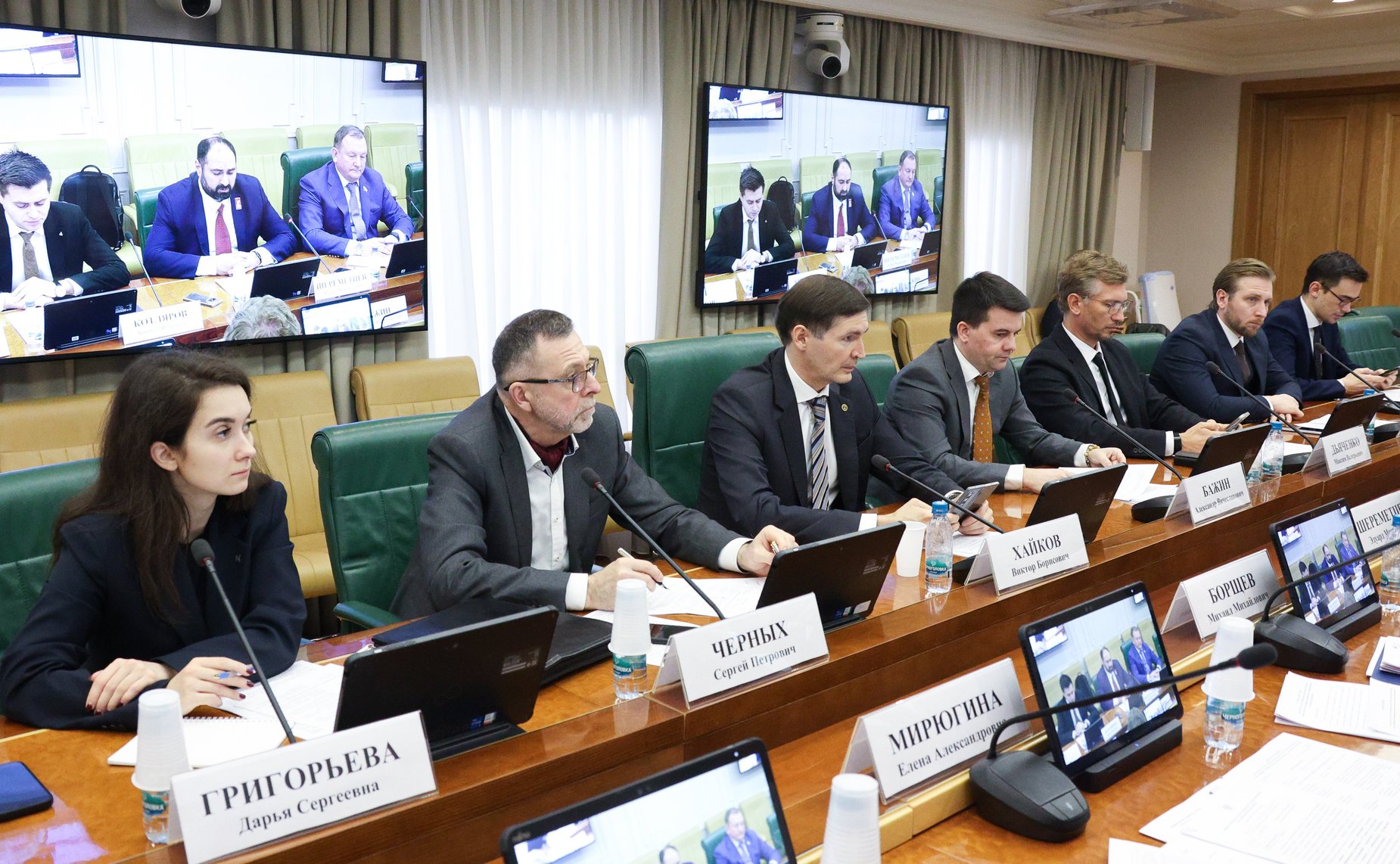 Круглый стол на тему «Обеспечение технологического лидерства в нефтегазовом секторе: цифровая трансформация, обеспечение кадрами, локализация оборудования»