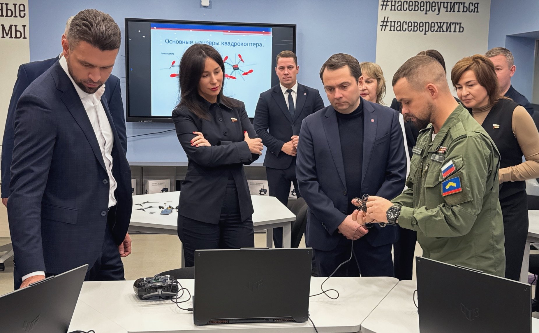 Елена Дягилева и Лариса Круглова посетили среднюю общеобразовательную школу № 5 имени О.И. Семёнова-Тян-Шанского в Мончегорске, досрочно открывшуюся после капитального ремонта