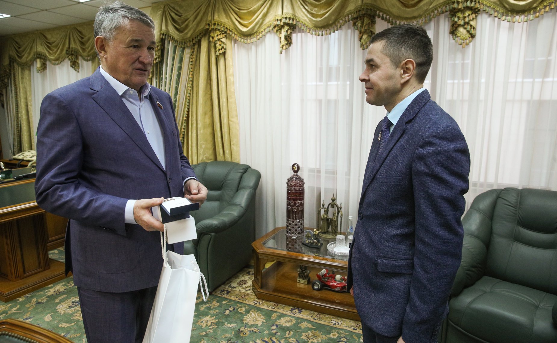 Встреча Юрия Воробьева с директором Образовательного центра – кадетской школы «Корабелы Прионежья»