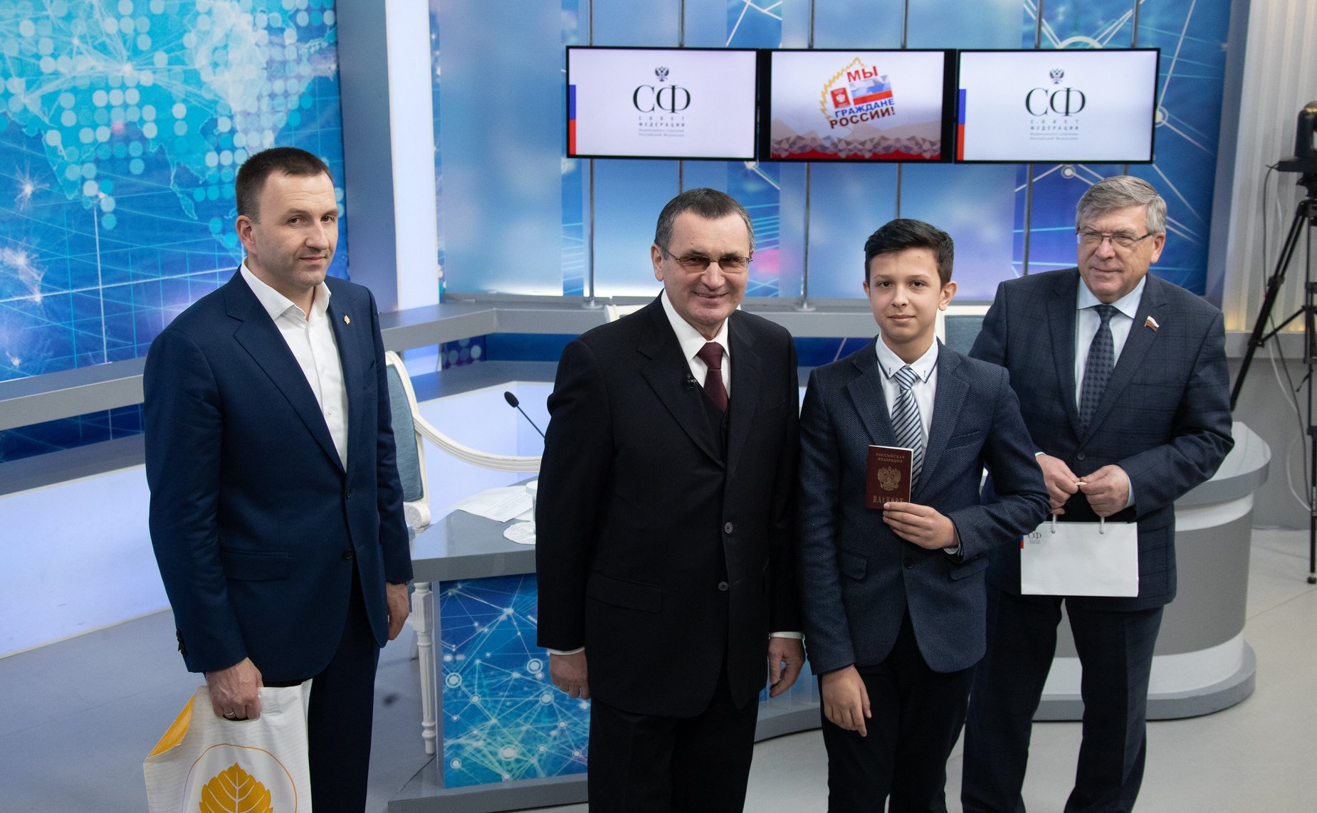 Церемония вручения паспортов в рамках проведения Всероссийской акции «Мы — граждане России!»