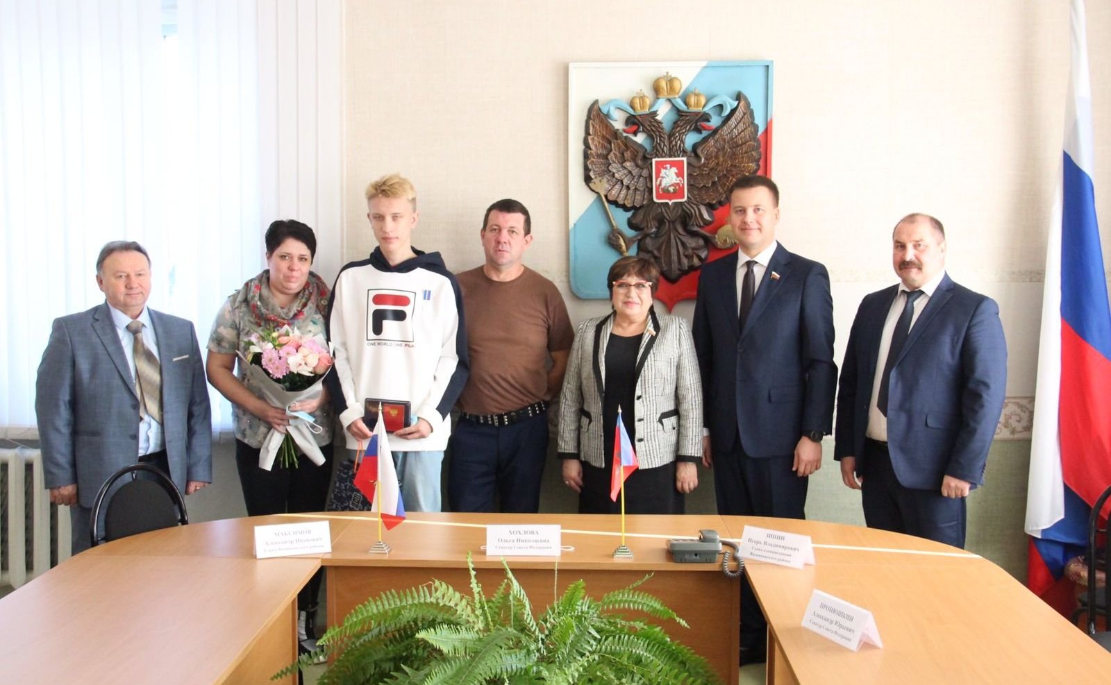 Ольга Хохлова и Александр Пронюшкин вручили школьнику Егору Федотову медаль Совета Федерации «За проявленное мужество»