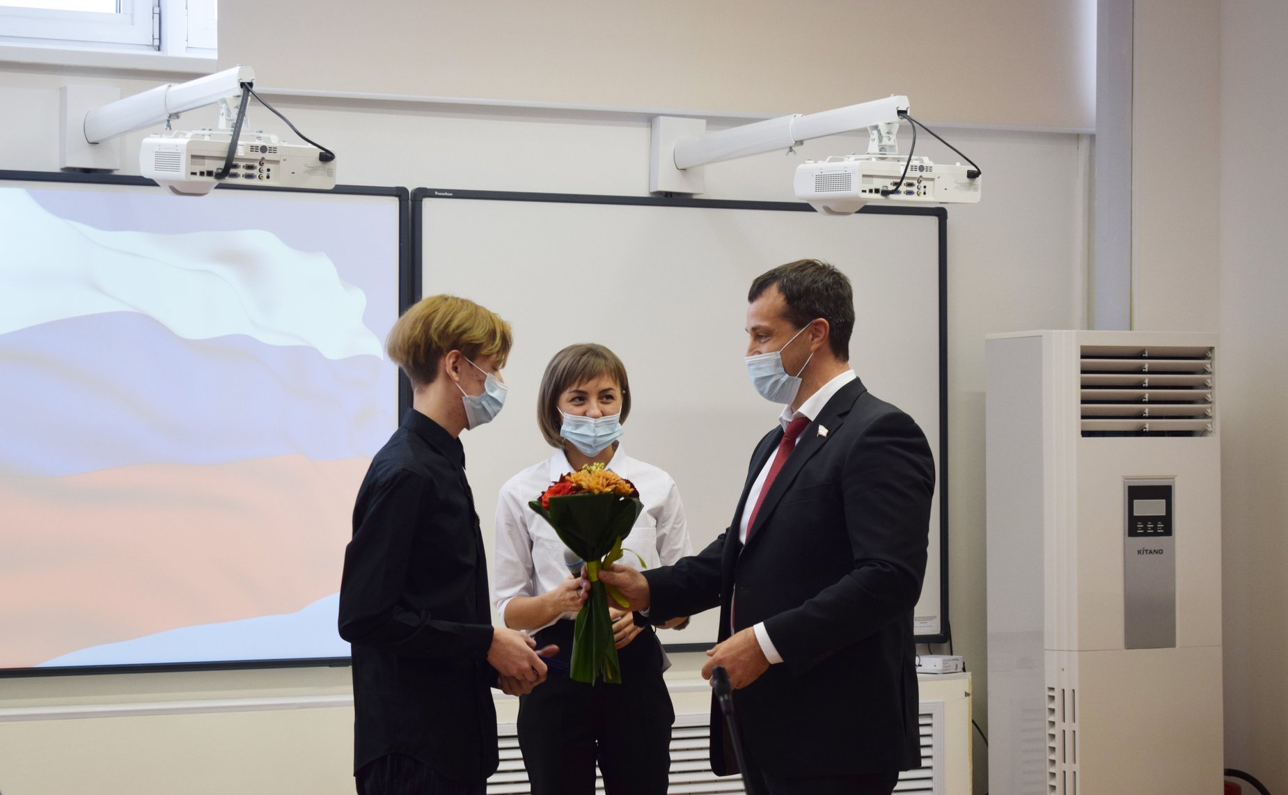 Эдуард Исаков наградил школьника из Югры памятной медалью «За проявленное мужество»