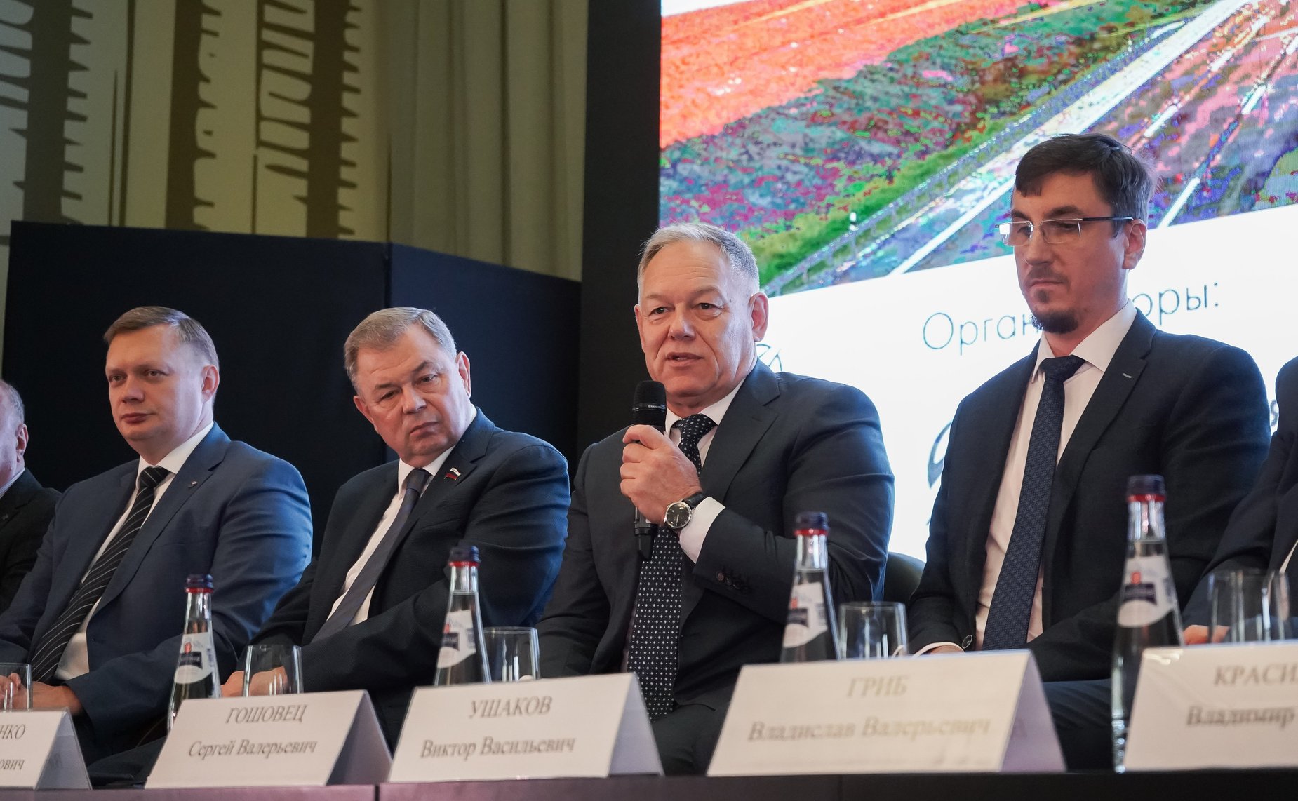 Анатолий Артамонов на площадке Московского автомобильно-дорожного государственного технического университета (МАДИ) принял участие в II Международной научно-практической конференции «Строительство качественных и безопасных дорог с применением цементобетон