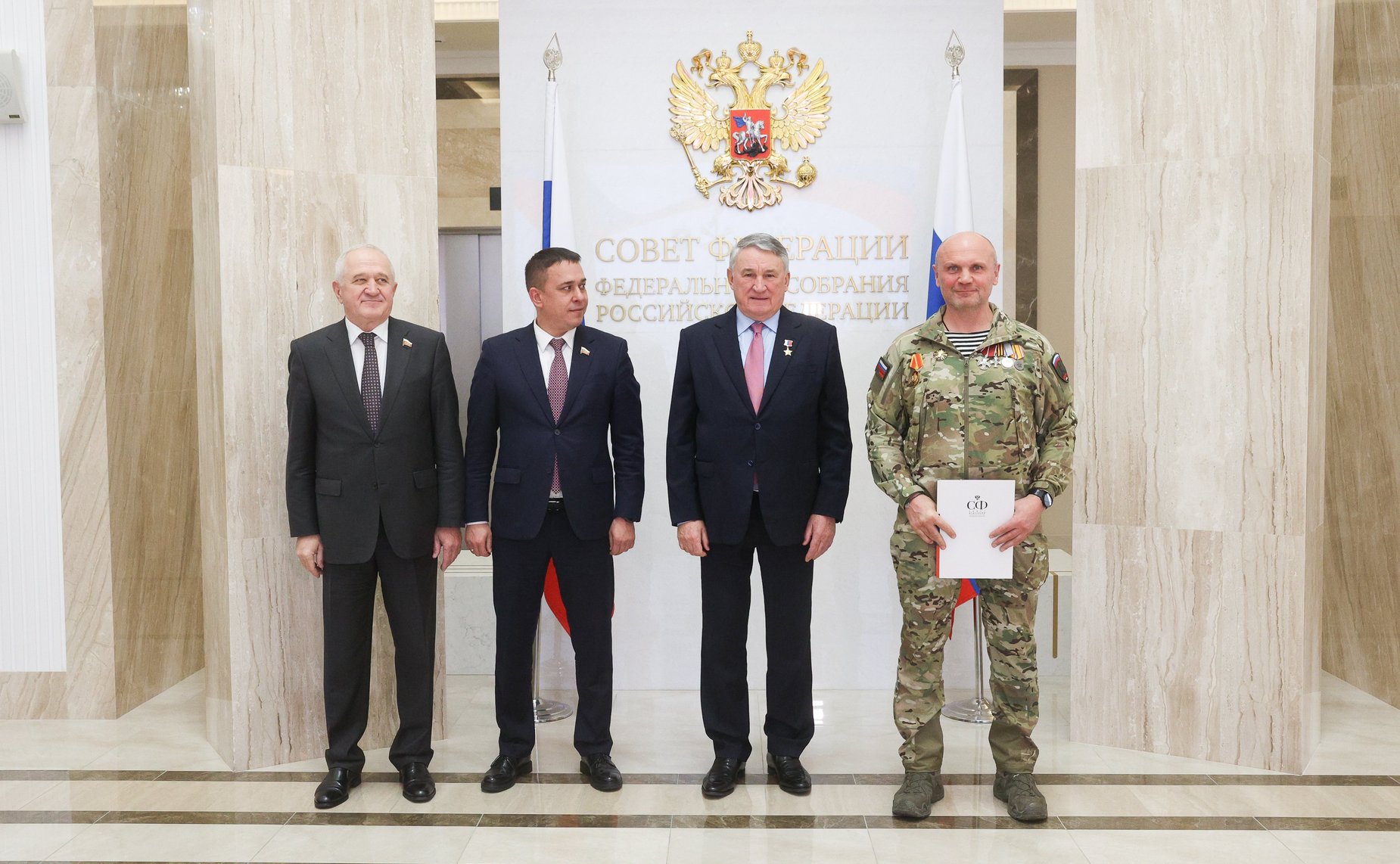 Торжественное награждение военнослужащих в рамках проведения открытия патриотической выставки фотографий военнослужащих Отдельной диверсионной штурмовой бригады «Ветераны»