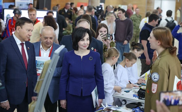 Александр Ролик принял участие в пленарном заседании второго Дальневосточного образовательного форума «Детский отдых в образовательном пространстве России»