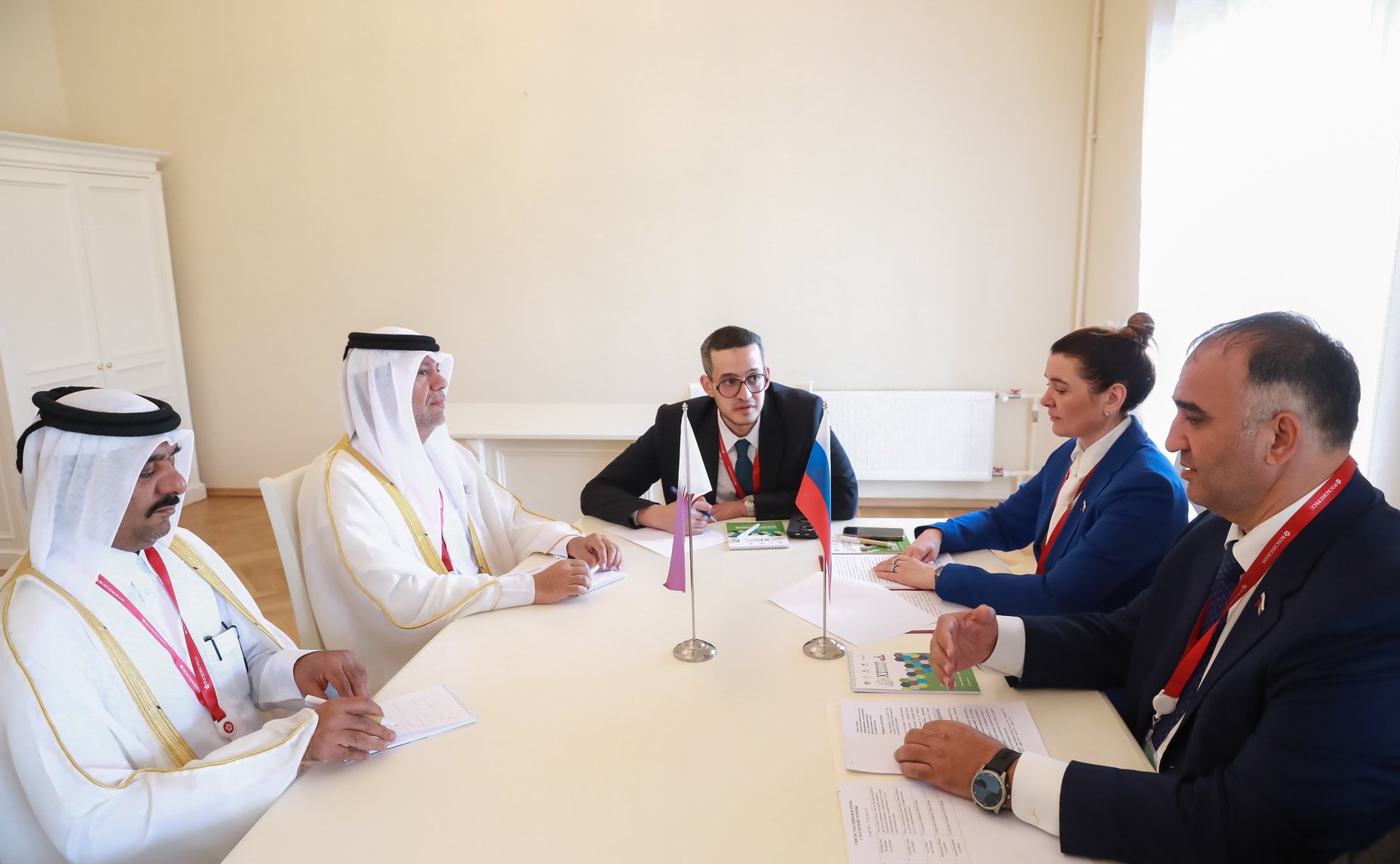Сенаторы Мохмад Ахмадов и Юлия Лазуткина провели встречу с Председателем Комитета по здравоохранению, государственных услуг и окружающей среды Консультативного совета Государства Катар Мубараком Аль-Кувари
