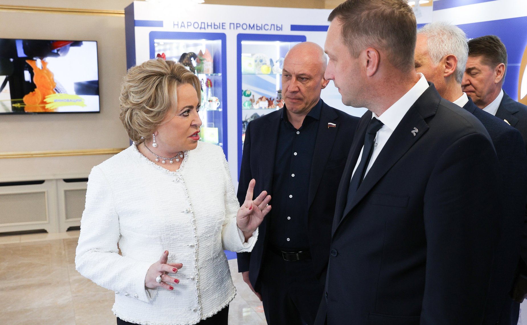 Валентина Матвиенко и Роман Бусаргин осмотрели выставку, посвященную действующим и перспективным проектам развития Саратовской области